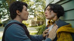 エズラ・ミラーが2人のフラッシュを演じ分け！