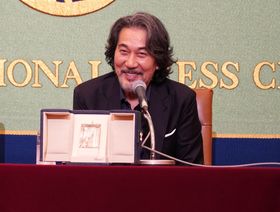 日本記者クラブでの会見で笑顔を見せるカンヌ国際映画祭 最優秀男優賞受賞の役所広司
