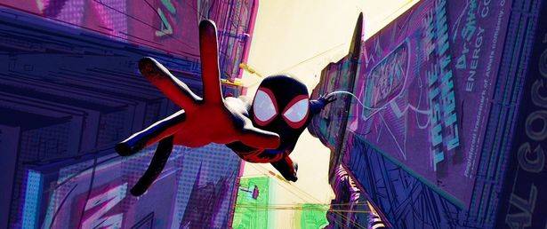 高校生マイルスは、亡きピーターのあとを継ぎ、スパイダーマンとして活動(『スパイダーマン：アクロス・ザ・スパイダーバース』)