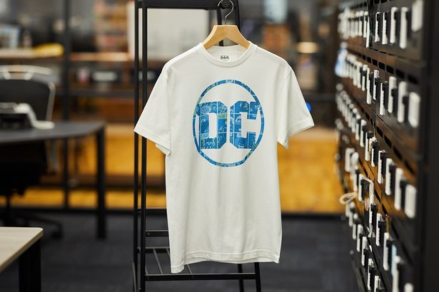 シンプルなDCロゴの白Tシャツ