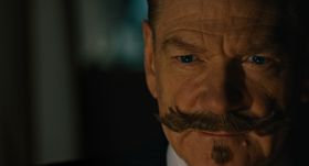 ケネス・ブラナー演じる険しい表情のポアロ