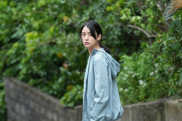 不審死した父親の遺骨を受け取りに島にやってきた園田環を演じた山本美月