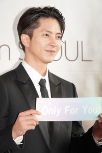 山下智久、新木優子と『SEE HEAR LOVE』のポスター再現