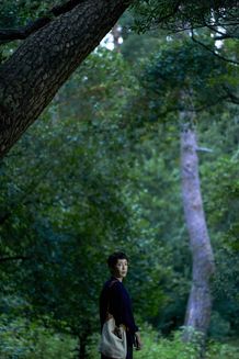 宮沢りえ演じる洋子が森の中に佇む『月』場面写真も到着