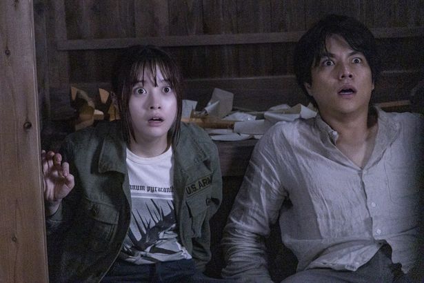 【写真を見る】恐怖に慄く橋本環奈とジャニーズWEST、重岡大毅が演じる比呂子と直人