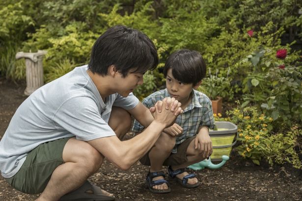 息子の春翔と一緒に庭へ祈りを捧げる直人