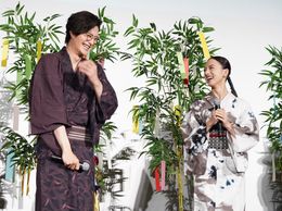 シックな浴衣姿で登場した岡田将生と清原果耶