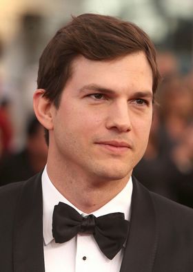 アシュトン・カッチャー、浮気疑惑のフェイクニュースにご立腹！