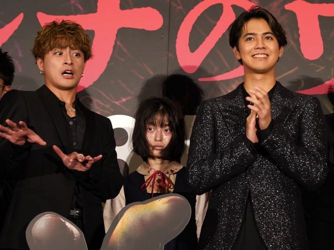 GENERATIONSが震える！『ミンナのウタ』完成披露試写会でホラークイーン”さな”が恐怖のカセットテープを手渡し