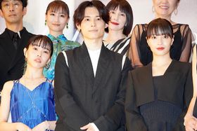 アイナ・ジ・エンドが、歌うことでしか“声”が出せない路上ミュージシャンのキリエ役として、映画初主演を飾った