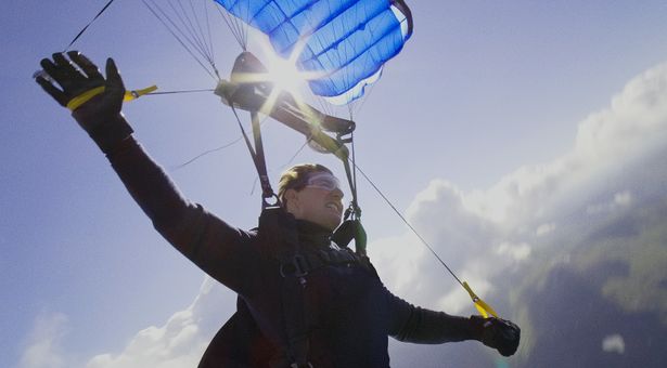 【写真を見る】CGナシ！61歳のトム・クルーズ、1,200mからのダイブを披露