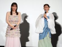 『アイスクリームフィーバー』(公開中)の初日舞台挨拶に登壇した吉岡里帆と松本まりか