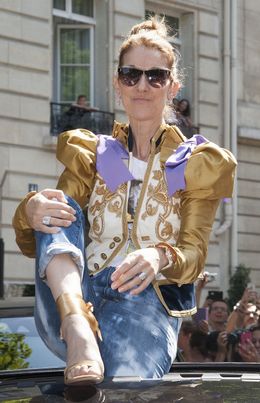 ド派手ファッションの理由は最愛の夫の死を乗り越えるため!?