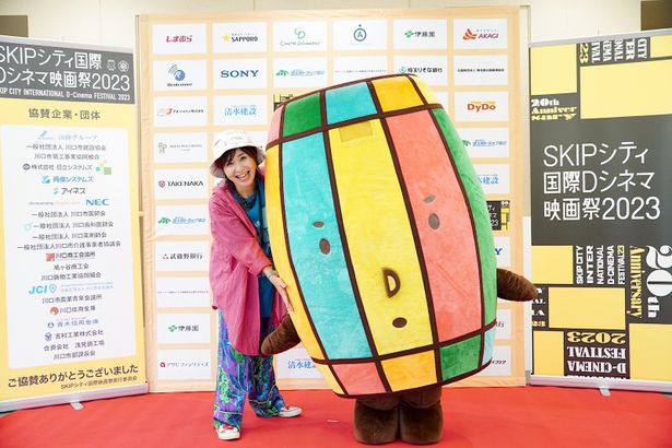 「SKIPシティ国際Dシネマ映画祭」のマスコット、デジたるくんとパチリ！伊藤さとりが、映画祭を探訪