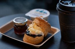 上映開始1時間前から利用可能なラウンジ「THE BAR」にて提供される英国式クリーム・ティー(スコーン)