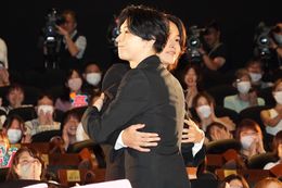 山崎賢人＆吉沢亮、『キングダム 運命の炎』初日に熱いハグ！