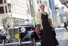 『リボルバー・リリー』チームの出現に、街の人々も騒然！