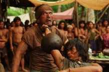 白目をむくほど強烈な、トニー・ジャーの一撃が炸裂！
