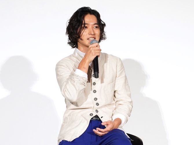 山崎賢人、大沢たかおの言葉に大号泣「楽しく生きて、“すげえ奴”になりたい」