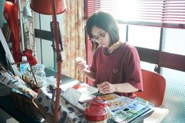 幼い頃からの夢だった映画監督デビューを目前とし、一心不乱に筆を動かす折村花子