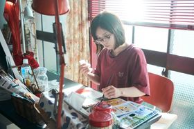 幼い頃からの夢だった映画監督デビューを目前とし、一心不乱に筆を動かす折村花子