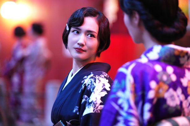 【写真を見る】綾瀬はるか、浴衣姿も美しい…劇中では、華やかなドレスを何着も着替えてみせる