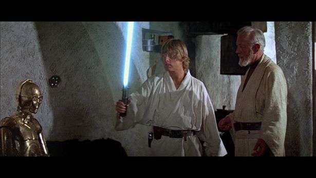 ライトセーバーを初めて手にするルーク・スカイウォーカー(『スター・ウォーズ／新たなる希望 (エピソード4)』)