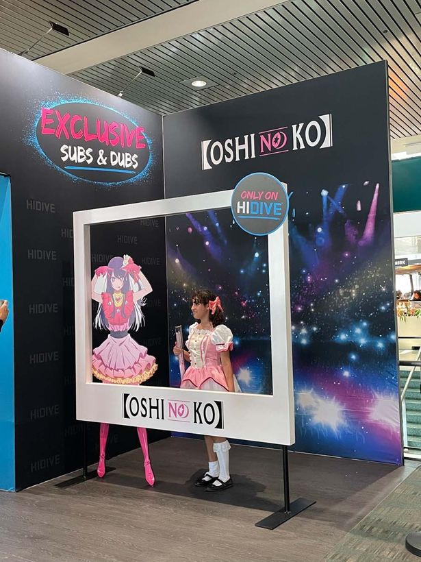 日本でも話題の「推しの子」ブースで記念撮影