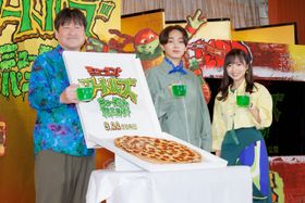 『ミュータント・タートルズ：ミュータント・パニック！』日本語吹替版完成報告会見に登壇した佐藤二朗、宮世琉弥、齊藤京子