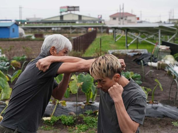 厳しく指導しつつも優しさが垣間見える、仁一と翔吾の師弟関係も見どころ