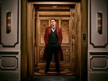 コリン・ウッデル演じる若きウィンストン・スコットなど「ザ・コンチネンタル：ジョン・ウィックの世界から」より場面写真、ファーストルックが到着