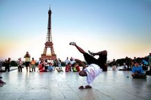 世界中のさまざまな場所で、華麗なダンスが繰り広げられる