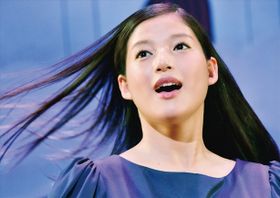 石井杏奈演じる菜月が舞台で切ない思いを歌い上げる「心が叫びたがってるんだ。」