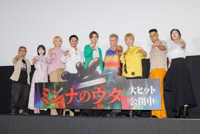 キャスト＆清水崇監督は本作のホラークイーン“さな”をイメージしたポージング！