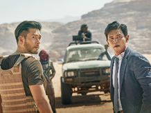 韓国を代表する人気俳優、ファン・ジョンミンとヒョンビンが初共演を果たす本作より場面写真が到着