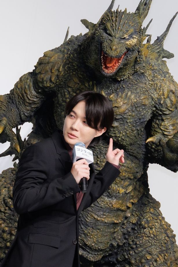 神木隆之介と浜辺美波が『ゴジラ-1.0』完成報告会見に登場 神木隆之介と浜辺美波が『ゴジラ-1.0』完成報告会見に登場