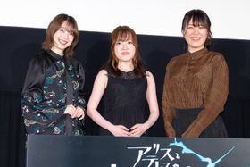 『アリスとテレスのまぼろし工場』舞台挨拶付きプレミア試写会で、笑顔で撮影に応じた上田麗奈、久野美咲、岡田麿里監督