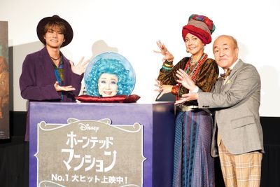 映画『ホーンテッドマンション』ハロウィーンイベントに水晶玉の女、マダム・レオタが登場！