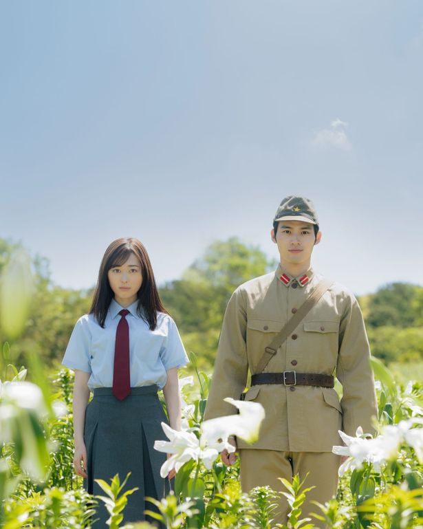 【写真を見る】タイムリップ先で特攻隊員に恋をした少女の切ない恋愛を描く『あの花が咲く丘で、君とまた出会えたら。』