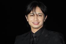 夜景と海を背景にした『おまえの罪を自白しろ』プレミアイベントには、約300人のファンが集まった