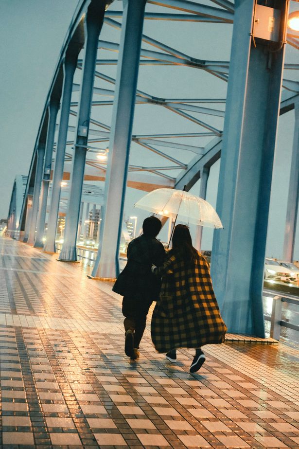 【写真を見る】写真家の松井綾音が2人の後ろ姿を写したイメージカット