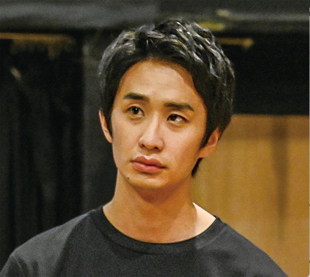 大手芸能事務所に所属している注目の若手俳優、柳原光治役を永嶋柊吾が演じている