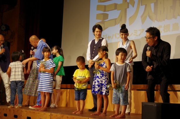 子供たちからも、キャスト陣へプレゼントがあった