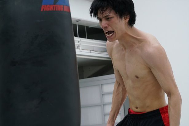 鈴木が肉体美を披露！