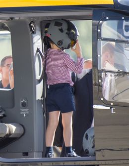 ヘルメットをかぶってご満悦！