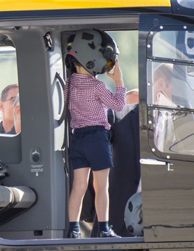 ヘルメットをかぶってご満悦！