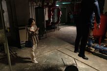 キム・ボラ演じるナヨンが不気味な影を見上げる場面写真が到着