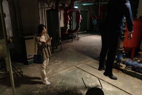 キム・ボラ演じるナヨンが不気味な影を見上げる場面写真が到着