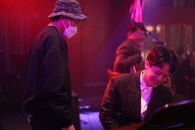 『⽩鍵と⿊鍵の間に』主演・池松壮亮、演奏シーンのメイキング映像解禁　半年間の猛練習で見事な演奏を披露