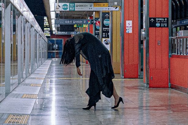 髪の長い不気味な女が深夜の駅に出現…Jホラーファン必見の恐怖描写が次々と
